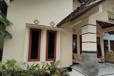 هاستل Homestay Pratiwi