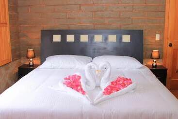 هتل Y Cabañas Mountain Lodge