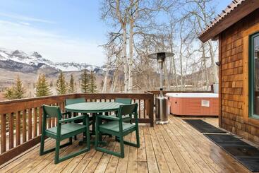 آپارتمان‌های توریست‌ها Russell Home By Avantstay Expansive Deck Stunning Views Hot Tub