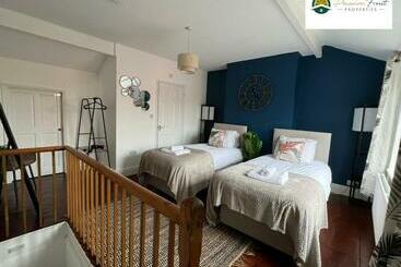 آپارتمان‌های توریست‌ها Low Rate For Winter   4 Bedroom House And 3 Baths  Near City Centre Coventry With Unlimited Wi Fi