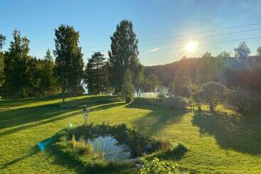 شقق خاصة سياحية Sjöutsikt, Röd Trästuga Med Traditionellt Yttre Skandinavisk, Modernt Inre Och Alla Bekvämligheter