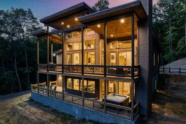 شقق خاصة سياحية Honeysuckle Chalet   Luxury Chalet   Wi Fi, Hot Tub, Pool Table, Amazing Deck   15 Mins To Br!