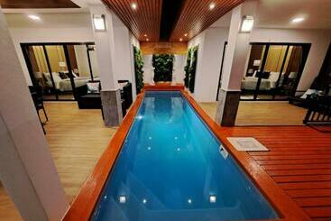 Turista apartmanok The Chic Pool Villa