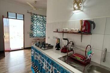 צימר Amos House
