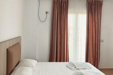 تختخواب و صبحانه Guest House Ksamil