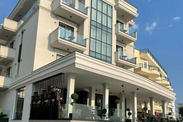 酒店 Rozafa Palace