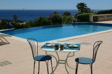 مبيت وإفطار Chambre Avec Vue Mer Exceptionnelle Avec Piscine