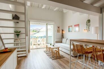 דירות לתיירים Nice Duplex Apartment With A Terrace And Pool   Bidart   Welkeys