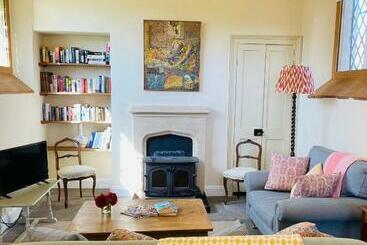 Жильё для туристов Charming Romantic Getaway, Near Bruton