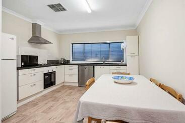 Жильё для туристов 4 Bedrooms, New Bathrooms And Close To Town Centre