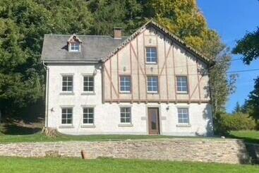 ツーリストアパートメント La Futaie De Chabrehez  Maison Typique Ardennaise