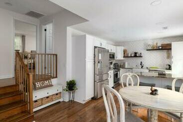 آپارتمانهای توریستها Lovely Farmhouse In The Heart Of Greensboro