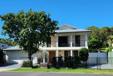 شقق خاصة سياحية Akoya House 122 Tomaree Rd Pet Friendly Linen Air Conditioning Wifi And Boat Parking