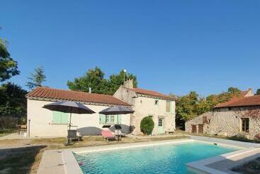 游客公寓 Charmant Gîte Avec Piscine Privative Et Terrasse à Charroux, Village Médiéval Fr 1 489 394