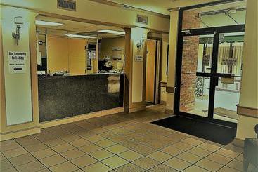 هتل Columbus Inn & Suites