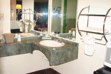 هتل Columbus Inn & Suites