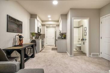 דירות לתיירים Newly Built And Tastefully Furnished Legal Suite