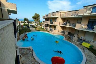 ツーリストアパートメント Appartamento Con Piscina Green Bay Village