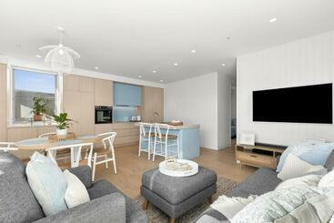 דירות לתיירים Luxe @ The Terrace  Brand New, 250m  Beach + Town!
