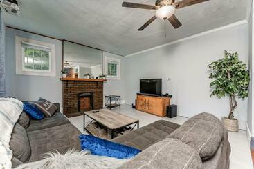 شقق خاصة سياحية Awesome House, 5 Minutes To Dt, 2 Miles To Stadium And Ruby Memorial!