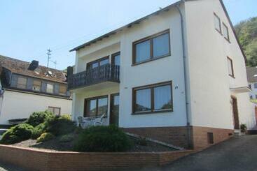 ツーリストアパートメント Ferienwohnung Roter Wingert