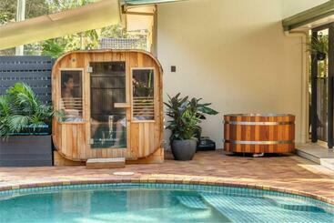 דירות לתיירים Coolum Family Hideaway With Pool, Sauna & Ice Bath