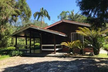 דירות לתיירים Lindo E Aconchegante Chalé Com Piscina, Lareira E Churrasqueira