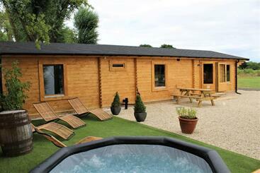 Жильё для туристов Stunning 5 Bed Cabin In Ashton Under Hill