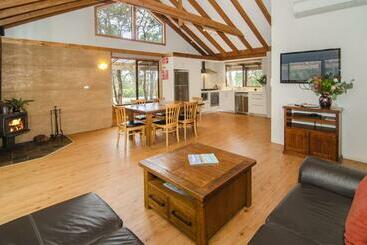 شقق خاصة سياحية Grasstree Cottage   Woodstone Estate