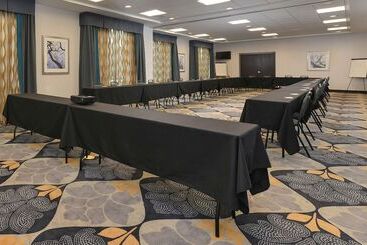 هتل Hampton Inn & Suites Des Moines Downtown