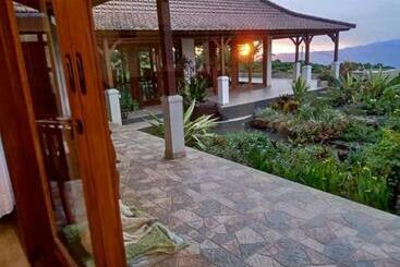 هاستل Manigelang Villa