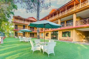 فندق Summit Jungle Resort