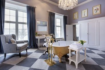 هتل Luttrellstown Castle Resort
