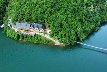 هاستل Riverside Komani Lake