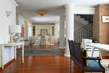 تختخواب و صبحانه Aura Relais