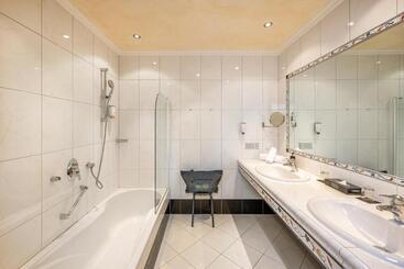 Отель Alpin Life Resort Lürzerhof