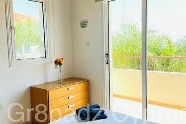 آپارتمانهای توریستها Gr8padz Villa Artemis