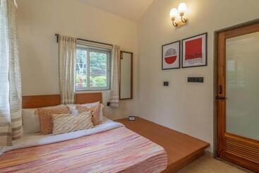 آپارتمان‌های توریست‌ها Stayvista S Beyond The Blue Door   Valley View Villa With Outdoor Jacuzzi & Massage Chair
