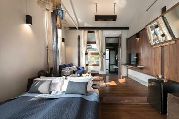 هتل Humz Canal Stay