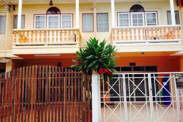 پانسیون Baan Khun Nong