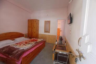 هتل Snow Oak Guest House