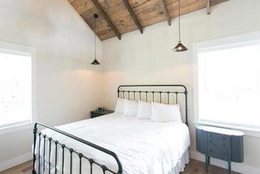 호텔 Farmhouse Suites By Amish Country Lodging