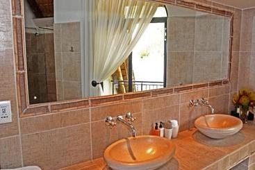 Bezweni Lodge
