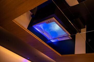 تختخواب و صبحانه Maximum Hub Suite&spa