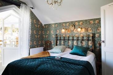 Otel Strandflickornas Annex Gula Villan