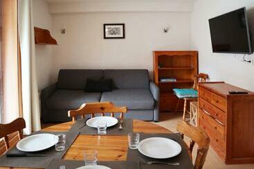 ツーリストアパートメント Studio Skis Aux Pieds Avec Piscine à 20m   Fr 1 322 489