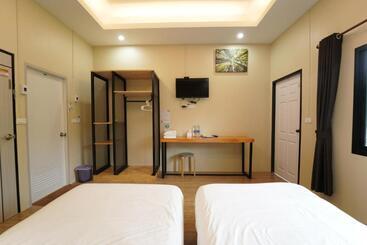 Chillax Khaosok Hostel   Sha Certified