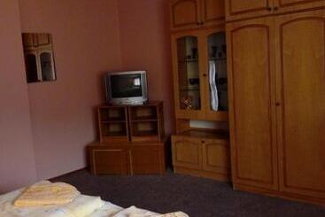 تختخواب و صبحانه Ibolya Imola