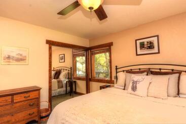 游客公寓 389   Romantic Snowcreek Retreat Near Creek