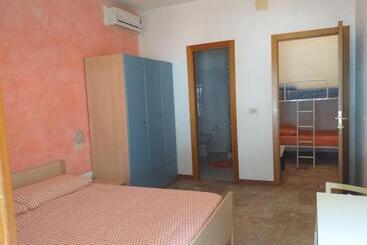 پانسیون Room In Bb   Spacious Double Room By The Sea